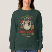 Fueled by Hot Cocoa and Chaos Funny Christmas Gift Sweatshirt (Vorderseite)