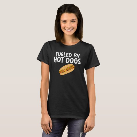 Fueled By Hot Dogs Fun Slogan for Sausage Enthusia T-Shirt (Vorne ganz)