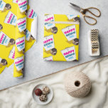 Fügen Sie den Namen Happy Birthday Funny Igel Cart Geschenkpapier<br><div class="desc">Werfen Sie Ihre Geburtstagsgeschenke in personalisierter Zeitung mit einem niedlichen Cartoon-Igel,  der ein Picketzeichen mit einer Geburtstagsnachricht trägt. Verwenden Sie "Personalisieren Sie diese Vorlage",  um den Text von "HAPPY BIRTHDAY MICHAEL" zu ändern und ein individuelles Geschenkstück zu erstellen.</div>