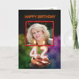 Fügen Sie ein Bild, 42. Geburtstag mit Kuchen und  Karte