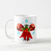 Fügen Sie Ihr Datum frohe Weihnachten Red Ribbon Kaffeetasse (Links)