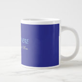 Fügen Sie Ihr eigenes Textslogan Minimalistisch Mo Jumbo-Tasse (Rechts)