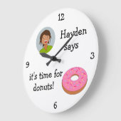 Fügen Sie Ihr Foto hinzu: 'Zeit für Donuts' Große Wanduhr (Winkel)