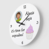 Fügen Sie Ihr Foto hinzu: 'Zeit für Kuchen' Große Wanduhr (Winkel)