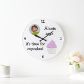 Fügen Sie Ihr Foto hinzu: 'Zeit für Kuchen' Große Wanduhr (Zuhause)