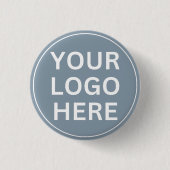 Fügen Sie Ihr Logo hier l Moderner Staubblauer Wer Button (Vorderseite)