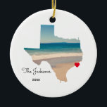 Fügen Sie Ihr Texas Beach Trip Foto hinzu Keramik Ornament<br><div class="desc">Fügen Sie Ihr eigenes Foto über der Kartenform des Staat von Texas hinzu. Bei Bedarf können Sie Ihr Foto verschieben, indem Sie die Option Entmaske auswählen, es ein wenig verschieben und dann wieder die Texas-Form einblenden. Mein Foto wurde während einer Küstenfahrt genommen. Sie können die Farbe des Herzens ändern, verschieben...</div>
