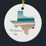 Fügen Sie Ihr Texas Beach Trip Foto hinzu Keramik Ornament<br><div class="desc">Fügen Sie Ihr eigenes Foto über der Kartenform des Staat von Texas hinzu. Bei Bedarf können Sie Ihr Foto verschieben, indem Sie die Option Entmaske auswählen, es ein wenig verschieben und dann wieder die Texas-Form einblenden. Mein Foto wurde während einer Küstenfahrt genommen. Sie können die Farbe des Herzens ändern, verschieben...</div>