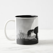 Fügen Sie Ihr Textepferd in Schwarzweiß-Silhouette Zweifarbige Tasse (Links)