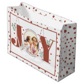 Fügen Sie Ihre Fotos Terracotta JOY, Polka Punkte Große Geschenktüte (Vorderseite Schrägansicht)