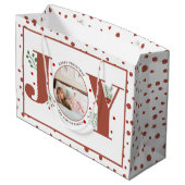 Fügen Sie Ihre Fotos Terracotta JOY, Polka Punkte Große Geschenktüte (Rückseite Schrägansicht)