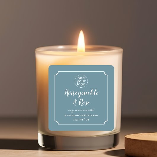 Fügen Sie Ihre Logo Candle Dusty Blue Label Square Quadratischer Aufkleber