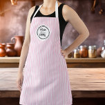 Fügen Sie Ihre Logobacken Pink hinzu Schürze<br><div class="desc">Entdecken Sie den Charme unserer Schürze. Diese Schürze ist einzigartig gestaltet mit rosa Hintergrund und Vintagem Button Streifen-Muster. Passen Sie die Farbe an, um Ihren persönlichen Stil Anzug, oder passen Sie Ihre Küchendekoration an, und machen Sie es sich mit Ihrem Logo zu Ihrem eigenen. Diese Schürze ist nicht nur ein...</div>