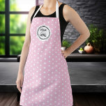 Fügen Sie Ihre Logobacken Pink hinzu Schürze<br><div class="desc">Entdecken Sie den Charme unserer Schürze. Diese Schürze ist einzigartig gestaltet mit rosa Hintergrund und Vintagem Polka-Punktmuster. Passen Sie die Farbe an, um Ihren persönlichen Stil Anzug, oder passen Sie Ihre Küchendekoration an, und machen Sie es sich mit Ihrem Logo zu Ihrem eigenen. Diese Schürze ist nicht nur ein Küchenzubehör,...</div>