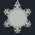 Fügen Sie Ihrem Baum Charm mit fröhlichem Keepake  Schneeflocken Zinn-Ornament<br><div class="desc">Lassen Sie sich von unserer schönen Weihnachtsschmuckkollektion verzaubern. Handgefertigt und personalisiert,  sind unsere dekorativen Ornamente perfekt,  um Ihrem Baum eine einzigartige Touch zu verleihen.</div>