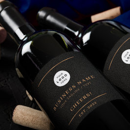 Fügen Sie Ihrem Logo den Namen Ihrer schwarzen gol Weinetikett