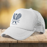 Fügen Sie Ihren Club Name Tennis Icons Navy Blue Truckerkappe<br><div class="desc">Passen Sie diesen Hut einfach an, indem Sie Ihren Club- oder Gesellschaftsnamen hinzufügen, indem Sie auf den Button "Personalisieren" klicken. Sie können den Hintergrund, die Schriftart und die Patchfarbe ändern, indem Sie auf "Bearbeiten mit dem Design-Tool" klicken. Ideal für alle Clubs, Geschäfte oder Schulklassen. Bestellen Sie so viele oder so...</div>
