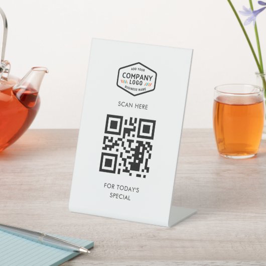Fügen Sie Ihren QR-Code und Ihr Firmenlogo hinzu Sockelschild (In SItu)