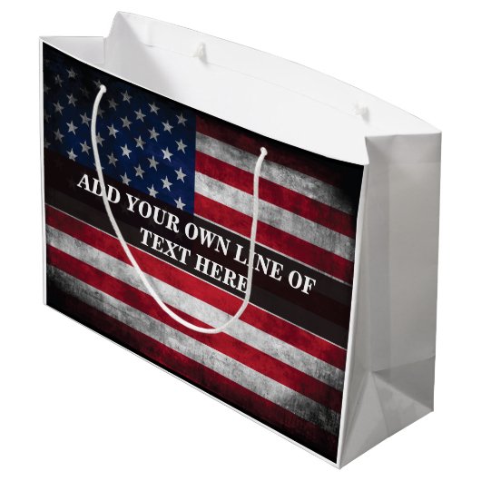 Fügen Sie Ihren Text unter amerikanischer Flagge h Große Geschenktüte (Rückseite Schrägansicht)