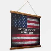 Fügen Sie Ihren Text unter amerikanischer Flagge h Wandteppich Mit Holzrahmen (Gewinkelt)