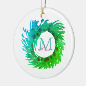 Fügen Sie monogramm rosa grüne Weihnachtskranz hin Keramik Ornament (Links)