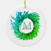 Fügen Sie monogramm rosa grüne Weihnachtskranz hin Keramik Ornament (Hinten)