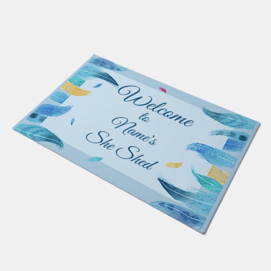 Fügen Sie Name Edit Text Sie Shed Boho Blue Feathe Fußmatte (Schrägansicht)