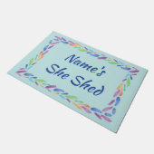 Fügen Sie Name Edit Text Sie Shed Boho Blue Feathe Fußmatte (Schrägansicht)