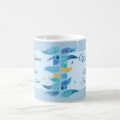 Fügen Sie Name Edit Text Sie Shed Boho Blue Feathe Kaffeetasse (Mittel)