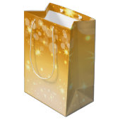 Fügen Sie Name Matching Weihnachten auf Gold Mediu Mittlere Geschenktüte (Rückseite Schrägansicht)