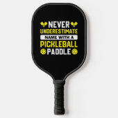 Fügen Sie Namen niemals Gelb Weiß unterschätzen au Pickleball Schläger (Vorderseite)