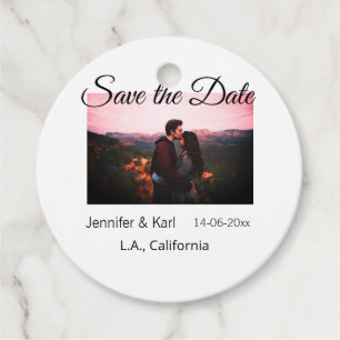 Fügen Sie Save the Date das Foto mit dem Namen des Geschenkanhänger