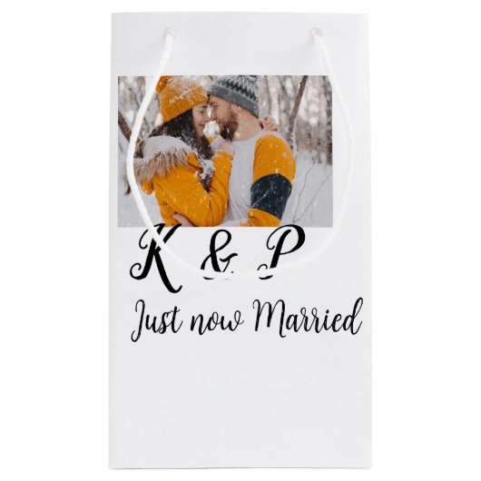 Fügen Sie soeben verheirateten Namensbuchstaben fü Kleine Geschenktüte (Rückseite)