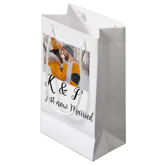 Fügen Sie soeben verheirateten Namensbuchstaben fü Kleine Geschenktüte (Vorderseite Schrägansicht)