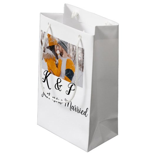 Fügen Sie soeben verheirateten Namensbuchstaben fü Kleine Geschenktüte (Rückseite Schrägansicht)