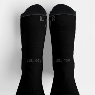 Fügen Sie Textname mit schwarzem Hintergrund stilv Socken