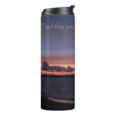 Fühlen Sie die Gegenwart Gottes Thermosbecher (Nach links gedreht)