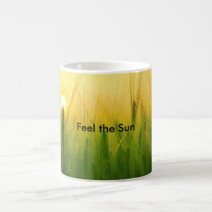 Fühlen Sie die Sonne durch Schaufenster Kaffeetasse