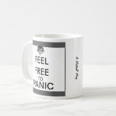 Fühlen Sie sich frei in Panik - eine MisterP-Tasse Kaffeetasse (Vorderseite Links)