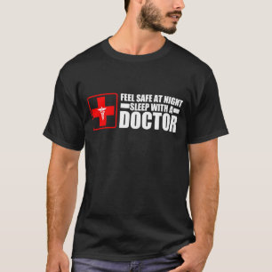 Fühlensicheres am Nachtschlaf mit einem Doktor T-Shirt