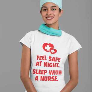 Fühlensicheres nachts. Schlaf mit einer T-Shirt