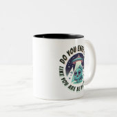 Fühlst du dich beobachtet? Fisch Zweifarbige Tasse (VorderseiteRechts)