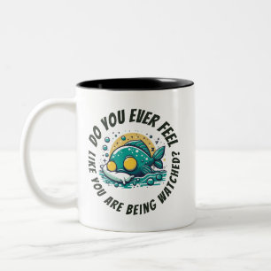 Fühlst du dich beobachtet? Gelbfisch-Kissen Zweifarbige Tasse