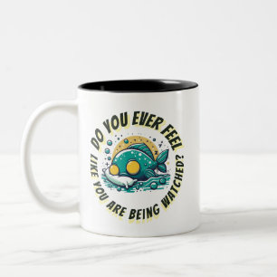 Fühlst du dich beobachtet? Gelbfisch Zweifarbige Tasse