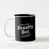 Fühlt sich wie ein Penalty Box Day Hockey Player Zweifarbige Tasse (Links)