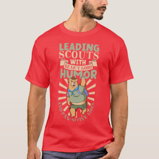 Führende Pfadfinder mit Bärenmeister T-Shirt