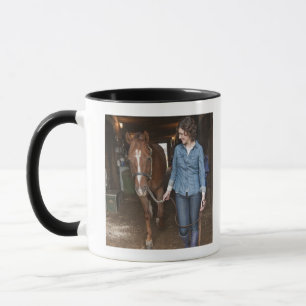 Führendes Pferd der Frau Tasse