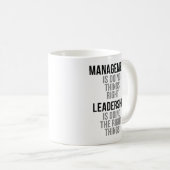 Führung tut das Richtige Kaffeetasse (VorderseiteRechts)