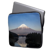 Fuji Lake Reflection Laptopschutzhülle (Vorderseite Links)