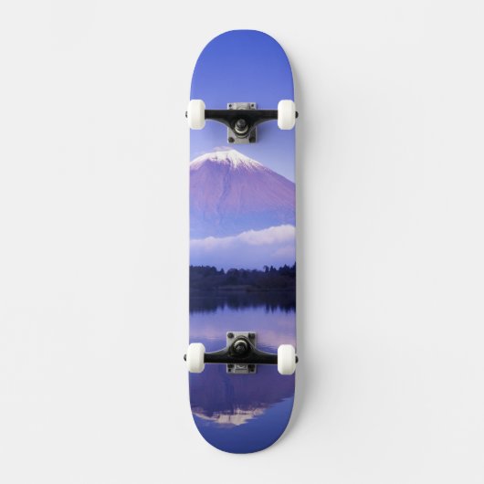 Fuji mit Lenticular Cloud, Motosu Lake, Skateboard (Vorderseite)